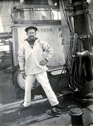 Commandant CHARCOT Matelot Herveou de l expedition Charcot au pole sud en 1903-1905. Photographie PLENEAU P. (19-20 s.). Credit: KHARBINE-TAPABOR COLL. S. Kakou.