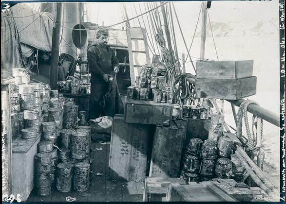 Commandant CHARCOT Expedition Charcot au pole sud de 1903-1905: Le 9 novembre 1904 pour ne pas rester bloque par la glace sur la banquise, l equipage remet les provisions (stockees au magasin general sur la terre ferme) sur le bateau afin de pouvoir quitter les lieux a temps. Corvee delicate car les boites de conserves etaient soudees dans la glace. Photographie PLENEAU P. (19-20 s.) . Credit: KHARBINE-TAPABOR COLL. S. Kakou.