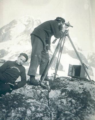Commandant CHARCOT Lors de l expedition de Charcot au pole sud de 1903 a 1905, A.Matha est charge de prendre des mesures au theodolite. Photographie PLENEAU P. (19-20 s.). Credit: KHARBINE-TAPABOR COLL. S. Kakou.