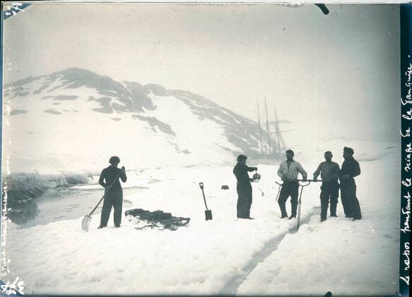 Commandant CHARCOT L equipage de l expedition Charcot sciant la glace de la banquise pour frayer un chemin au bateau Le Francais . Photographie PLENEAU P. (19-20 s.) lors du voyage au pole sud du commandant charcot de 1903 a 1905. Credit: KHARBINE-TAPABOR COLL. S. Kakou.