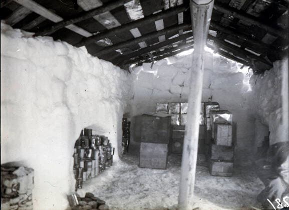 Commandant CHARCOT Reserve de nourriture stockee au magasin general lors de l expedition Charcot au pole sud de 1903 a 1905. Photographie PLENEAU P. (19-20 s.). Credit: KHARBINE-TAPABOR COLL. S. Kakou.