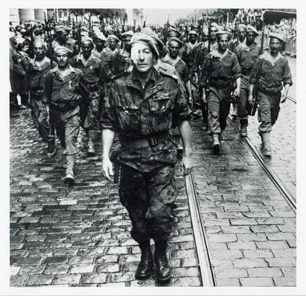 Guerre d ALGERIE Photographie prise pendant la guerre d Algerie, 1954-1962. Defile d une Harka dans les rues d Alger . Credit: Coll. Kharbine Tapabor *** War of ALGERIA Photograph taken during the war of Algeria, 1954 1962 Harka march in the streets of Algiers Credit Coll Kharbine Tapabor  KH62706