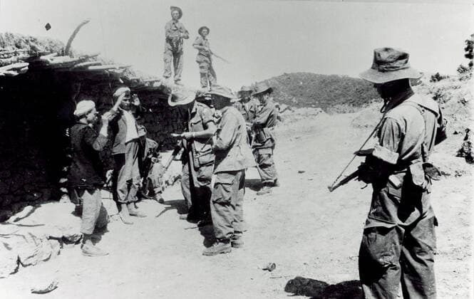 Guerre d ALGERIE Photographie prise pendant la guerre d Algerie, operation de ratissage par des soldats francais. 1954-1962. Credit: Coll. Kharbine Tapabor *** War of ALGERIA Photograph taken during the Algiers war, sweep operation by French soldiers 1954 1962 1962 Credit Coll Kharbine Tapabor  KH62707