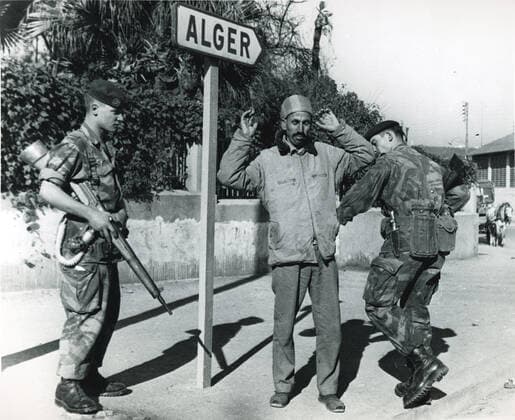 Guerre d ALGERIE Photographie prise pendant la guerre d Algerie, fouille d un algerien pres d Alger par des soldats francais vers 1957. Credit: Coll. Kharbine Tapabor *** War of ALGERIA Photograph taken during the war of Algeria, search of an Algerian near Algiers by French soldiers around 1957 Credit Coll Kharbine Tapabor  KH62708