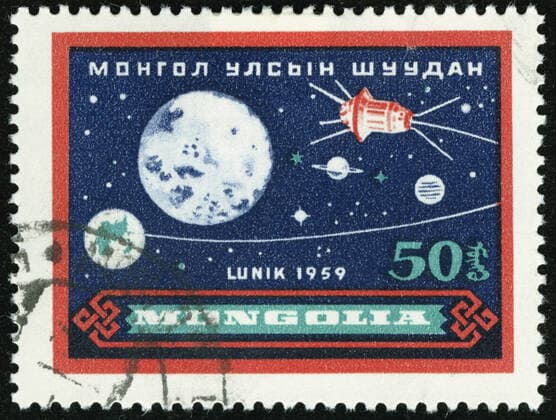 AEROSPATIALE Timbre de Mongolie de 1959 commemorant le premier vol autour de la lune avec la sonde sovietique Luna III qui peut transmettre des photos de sa face cachee, le 04 10 1959. Credit: Coll. Jonas Kharbine-Tapabor. *** AEROSPATIAL Mongolian stamp of 1959 commemorating the first flight around the moon with the Soviet probe Luna III which can transmit photos of its hidden side, on 04 10 1959 Credit Coll Jonas Kharbine Tapabor  KH62968