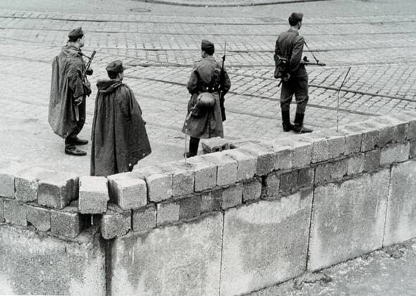 BERLIN Le mur de Berlin : Verrouillage du quartier sovietique le 13 08 1961, frontiere Stresemann, a l angle de la rue Niederkirchner. Credit : Collection Kharbine-Tapabor. *** BERLIN Berlin Wall Lockdown of the Soviet quarter on 13 08 1961, Stresemann border, at the corner of Niederkirchner Street Credit Collection Kharbine Tapabor  KH63242