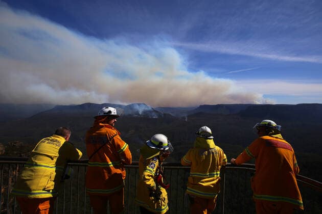 Bilder des Jahres 2019, News 12 Dezember BUSHFIRES NSW, Smoke from the Green Wattle Creek fire is seen in the distance as firefighters from the NSW RFS monitor the remnants of the Ruined Castle fire in the Jamieson valley from Echo Point lookout in Katoomba, New South Wales, Friday, December 6, 2019. ( NO ARCHIVING, EDITORIAL USE ONLY, NO USE IN BOOKS WITHOUT CONSENT KATOOMBA NSW AUSTRALIA  Copyright: xSTEVENxSAPHOREx 20191206001436476024