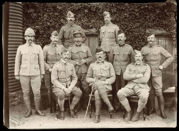 Guerre des Boers Guerre des Boers (1899-1902). Occupation britannique de Johannesburg, les delegues militaires. Juillet 1900. Photographie par M. BENNETT (19-20eme). Credit : Collection MX KHARBINE-TAPABOR. *** Boer War Boer War Boer War 1899 1902 British occupation of Johannesburg, military delegates July 1900 Photograph by Mr BENNETT 19 20th Credit Collection MX KHARBINE TAPABOR  KH65432