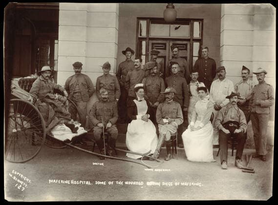 Guerre des Boers Guerre des Boers (1899-1902). Soldats, infirmieres et blesses a l Hopital durant le siege de Mafeking. Photographie de 1899 par M. BENNETT (19-20eme). Credit : Collection MX KHARBINE-TAPABOR. *** Boer War Boer War Boer War 1899 1902 Soldiers, nurses and wounded in the Hospital during the siege of Mafeking Photograph of 1899 by M BENNETT 19 20th Credit Collection MX KHARBINE TAPABOR  KH65434