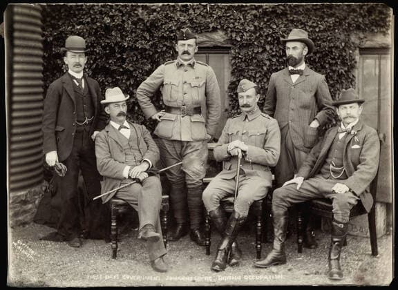 Guerre des Boers Guerre des Boers (1899-1902). Premier jour du gouvernement sous l occupation britannique a Johannesburg. Photographie de 1900 par M. BENNETT (19-20eme). Credit : Collection MX KHARBINE-TAPABOR. *** Boer War Boer War 1899 1902 First day of government under British occupation in Johannesburg 1900 photograph by Mr BENNETT 19 20th Credit Collection MX KHARBINE TAPABOR  KH65435