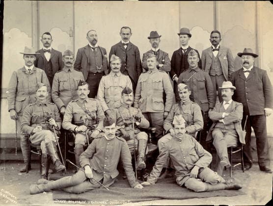 Guerre des Boers Guerre des Boers (1899-1902). Equipe du tribunal militaire de Johannesburg. Juillet 1900. Photographie par M. BENNETT (19-20eme). Credit : Collection MX KHARBINE-TAPABOR. *** Boer War Boer War 1899 1902 Team of the Johannesburg Military Court July 1900 Photograph by M BENNETT 19 20th Credit Collection MX KHARBINE TAPABOR  KH65436