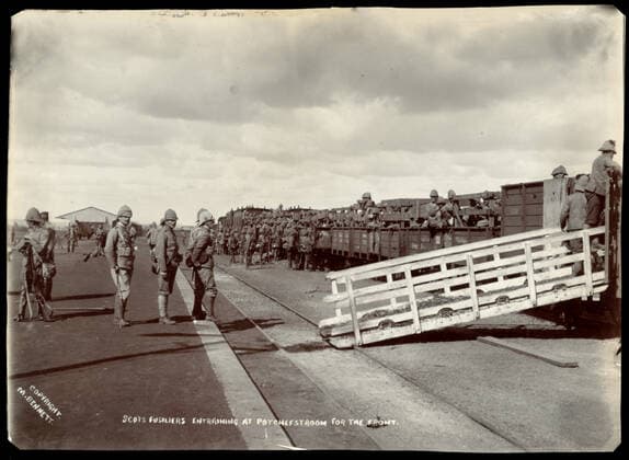 Guerre des Boers Guerre des Boers (1899-1902). Tirailleurs Scots s entrainant pour le front a Potchefstroom. Photographie par M. BENNETT (19-20eme). Credit : Collection MX KHARBINE-TAPABOR. *** Boer War Boer War Boer War 1899 1902 Skirmishers Scots training for the front in Potchefstroom Photography by M BENNETT 19 20th Credit Collection MX KHARBINE TAPABOR  KH65439