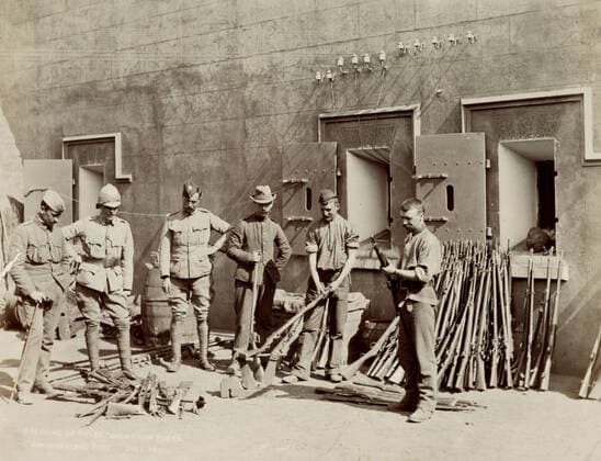 Guerre des Boers Guerre des Boers (1899-1902). Soldats britanniques au fort de Johannesburg, brisant des fusils pris aux Boers. Juillet 1900. Photographie par M. BENNETT (19-20eme). Credit : Collection MX KHARBINE-TAPABOR. *** Boer War Boer War 1899 1902 British soldiers at Johannesburg Fort, breaking rifles taken from the Boers July 1900 Photograph by M BENNETT 19 20th Credit Collection MX KHARBINE TAPABOR  KH65440