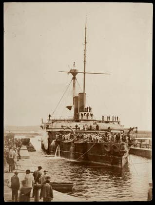 Guerre des Boers Guerre des Boers (1899-1902). Bateau britannique dans un port du Transvaal. Photographie par M. BENNETT (19-20eme). Credit : Collection MX KHARBINE-TAPABOR. *** Boer War Boer War Boer War 1899 1902 British ship in a Transvaal port Photography by M BENNETT 19 20th Credit Collection MX KHARBINE TAPABOR  KH65453