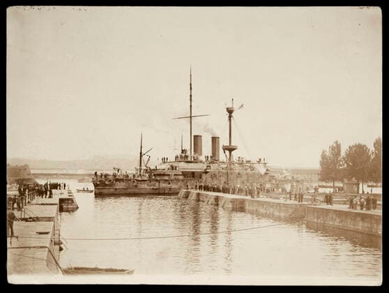 Guerre des Boers Guerre des Boers (1899-1902). Bateau britannique dans un port du Transvaal. Photographie par M. BENNETT (19-20eme). Credit : Collection MX KHARBINE-TAPABOR. *** Boer War Boer War Boer War 1899 1902 British ship in a Transvaal port Photography by M BENNETT 19 20th Credit Collection MX KHARBINE TAPABOR  KH65454