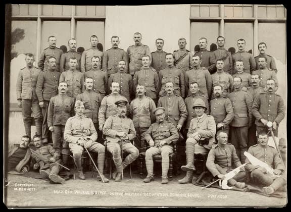 Guerre des Boers Guerre des Boers (1899-1902). Major general Wavell et son equipe pendant l occupation militaire de Johannesburg. Juillet 1900. Photographie par M. BENNETT (19-20eme). Credit : Collection MX KHARBINE-TAPABOR. *** Boer War Boer War Boer War 1899 1902 Major General Wavell and his team during the military occupation of Johannesburg July 1900 Photograph by M BENNETT 19 20th Credit Collection MX KHARBINE TAPABOR  KH65462