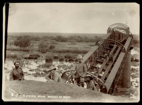 Guerre des Boers Guerre des Boers (1899-1902). 14eme pont de chemin de fer detruit par les Boers. Photographie par M. BENNETT (19-20eme). Credit : Collection MX KHARBINE-TAPABOR. *** Boer War Boer War Boer War 1899 1902 14th railway bridge destroyed by the Boers Photograph by M BENNETT 19 20th Credit Collection MX KHARBINE TAPABOR  KH65463