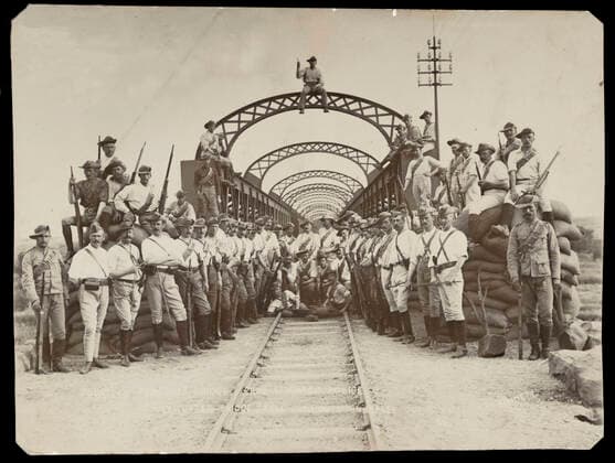 Guerre des Boers Guerre des Boers (1899-1902). Police montee du 14eme pont de chemin de fer durant le siege de Kimberley en 1899. Photographie par M. BENNETT (19-20eme). Credit : Collection MX KHARBINE-TAPABOR. *** Boer War Boer War Boer War 1899 1902 Police climbed the 14th railway bridge during the siege of Kimberley in 1899 Photograph by M BENNETT 19 20th Credit Collection MX KHARBINE TAPABOR  KH65464