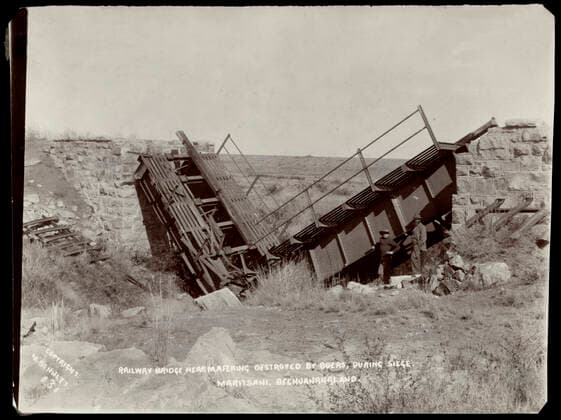 Guerre des Boers Guerre des Boers (1899-1902). Pont de chemin de fer detruit par les Boers durant le siege de Mafeking au Bechuana, en 1899. Photographie par M. BENNETT (19-20eme). Credit : Collection MX KHARBINE-TAPABOR. *** Boer War Boer War 1899 1902 Railway bridge destroyed by the Boers during the Mafeking headquarters in Bechuana, 1899 Photograph by M BENNETT 19 20th Credit Collection MX KHARBINE TAPABOR  KH65465