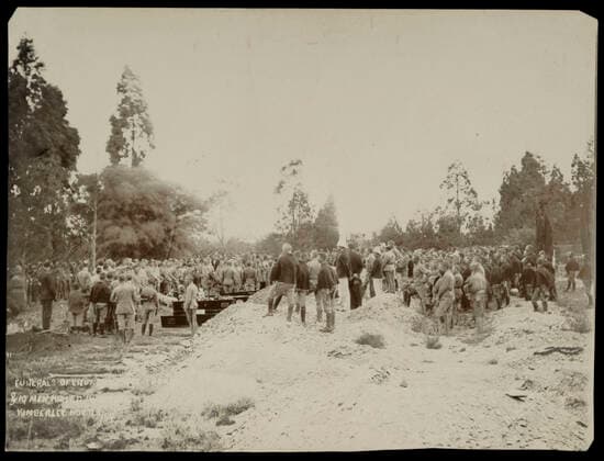 Guerre des Boers Guerre des Boers (1899-1902). Funerailles des soldats britanniques tues au siege de Kimberley, le 28 11 1899. Photographie par M. BENNETT (19-20eme). Credit : Collection MX KHARBINE-TAPABOR. *** Boer War Boer War Boer War 1899 1902 Funeral of British soldiers killed at Kimberley headquarters, 28 11 1899 Photograph by M BENNETT 19 20th Credit Collection MX KHARBINE TAPABOR  KH65467