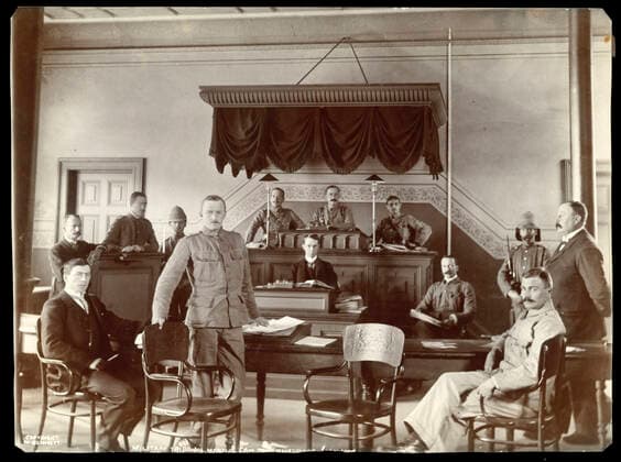 Guerre des Boers Guerre des Boers (1899-1902). La cour martiale du tribunal militaire britannique a Johannesburg. Photographie par M. BENNETT (19-20eme). Credit : Collection MX KHARBINE-TAPABOR. *** Boer War Boer War Boer War 1899 1902 Court Martial of the British Military Court in Johannesburg Photograph by Mr BENNETT 19 20th Credit Collection MX KHARBINE TAPABOR  KH65480