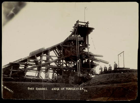 Guerre des Boers Guerre des Boers (1899-1902). Fort Rhodes. Siege de Kimberley en 1899. Photographie par M. BENNETT (19-20eme). Credit : Collection MX KHARBINE-TAPABOR. *** Boer War Boer War Boer War 1899 1902 Fort Rhodes Kimberley Headquarters in 1899 Photograph by M BENNETT 19 20th Credit Collection MX KHARBINE TAPABOR  KH65482