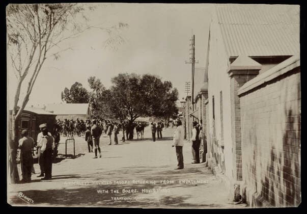 Guerre des Boers Guerre des Boers (1899-1902). Les toupes montees de Kimberley rentrant d une rencontre avec les Boers. 25 Novembre 1899, route du Transvaal. Photographie par M. BENNETT (19-20eme). Credit : Collection MX KHARBINE-TAPABOR. *** Boer War Boer War Boer War 1899 1902 Kimberleys mounted cups returning from a meeting with the Boers 25 November 1899, Transvaal Road Photography by M BENNETT 19 20th Credit Collection MX KHARBINE TAPABOR  KH65484