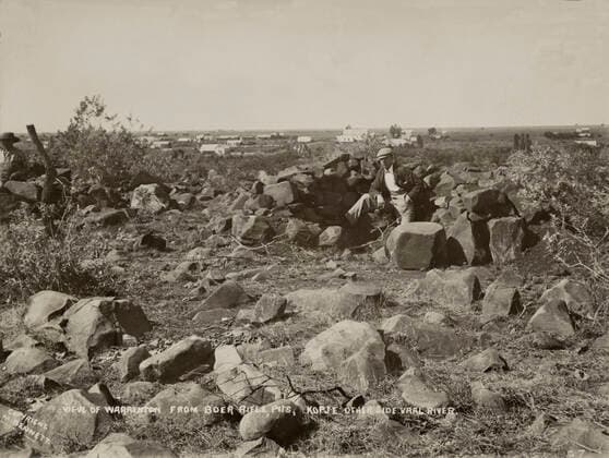 Guerre des Boers Guerre des Boers (1899-1902). Vue de Warrenton depuis le point de tir des Boers, de l autre cote de la riviere Varl. Photographie par M. BENNETT (19-20eme). Credit : Collection MX KHARBINE-TAPABOR. *** Boer War Boer War 1899 1902 View of Warrenton from the Boer shooting point, on the other side of the Varl River Photograph by M BENNETT 19 20th Credit Collection MX KHARBINE TAPABOR  KH65485