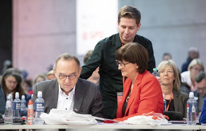 SPD Parteitag. Die designierten SPD Parteivorsitzenden Norbert Walter-Borjans und Saskia Esken im Gespraech mit dem Juso-Vorsitzenden Kevin Kuehnert . Berlin, 06.12.2019 Berlin Deutschland *** SPD Party Congress The designated SPD party leaders Norbert Walter Borjans and Saskia Esken in talks with Juso chairman Kevin Kuehnert Berlin, 06 12 2019 Berlin Germany Copyright: xThomasxImo xphotothek.netx