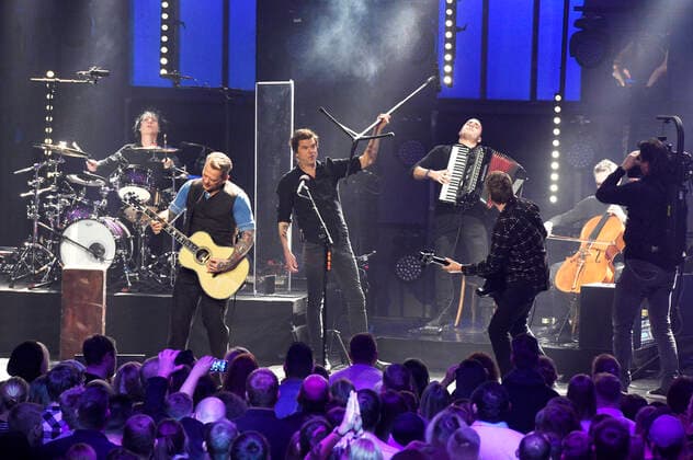 Die Toten Hosen live bei der 20. Verleihung der 1Live Krone 2019 in der Jahrhunderthalle. Bochum, 05.12.2019