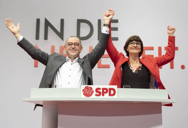 Bilder des Jahres 2019, News 12 Dezember News Bilder des Tages SPD Parteitag. Die designierten SPD Parteivorsitzenden Norbert Walter-Borjans und Saskia Esken nach ihren Bewerbungsreden um den Parteivorsitz. Berlin, 06.12.2019 Berlin Deutschland *** SPD Party Congress The designated SPD party chairmen Norbert Walter Borjans and Saskia Esken after their candidacy speeches for party chair Berlin, 06 12 2019 Berlin Germany Copyright: xThomasxImo xphotothek.netx