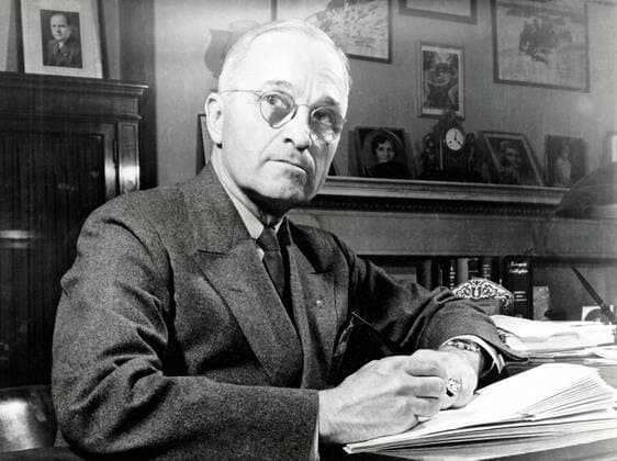 TRUMAN Harry TRUMAN (1884-1972), nouveau president des Etats -Unis. Photographie anonyme de 1945. Credit : Collection KHARBINE-TAPABOR. *** TRUMAN Harry TRUMAN 1884 1972, new president of the United States Anonymous photograph of 1945 Credit Collection KHARBINE TAPABOR  KH72803