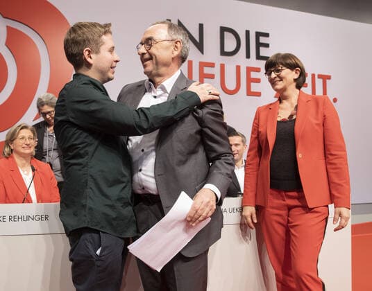 SPD Parteitag. Der Juso-Vorsitzende Kevin Kuehnert gratuliert Norbert Walter-Borjans und Saskia Esken zur Wahl zu den neuen SPD Parteivorsitzenden. Berlin, 06.12.2019 Berlin Deutschland *** SPD Party Congress Juso chairman Kevin Kuehnert congratulates Norbert Walter Borjans and Saskia Esken on the election of the new SPD party chairmen Berlin, 06 12 2019 Berlin Germany Copyright: xThomasxImo xphotothek.netx