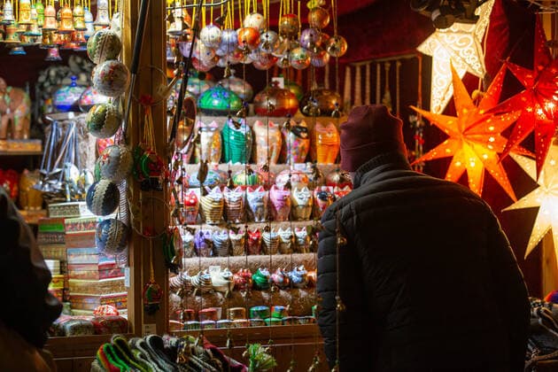 , Matryoshka dolls in form of cats. Christmas market in Munich on 5. December 2019. The christmas market at Chinesischer Turm ( Chinese Tower ) is one of the most beatiful in Munich. Munich Bavaria Germany Chinesischer Turm *** Matryoshka dolls in form of cats Christmas market in Munich on 5 December 2019 The christmas market at Chinese Tower Chinese Tower is one of the most beatiful in Munich Munich Bavaria Germany Chinese Tower