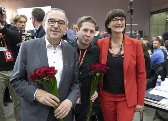 SPD Parteitag. Die SPD Parteivorsitzende Norbert Walter-Borjans und Saskia Esken gratulieren Juso-Vorsitzende Kevin Kuehnert zur Wahl zum stellvertretenden Parteivorsitzenden. Berlin, 06.12.2019 Berlin Deutschland *** SPD Party Congress SPD Party Chairwoman Norbert Walter Borjans and Saskia Esken congratulate Juso Chairwoman Kevin Kuehnert on being elected Deputy Party Chairwoman Berlin, 06 12 2019 Berlin Germany Copyright: xThomasxImo xphotothek.netx