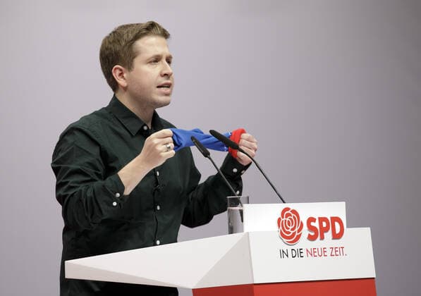 SPD Parteitag. Kevin Kuehnert, Juso - Vorsitzender bei seiner Bewerbungsrede zum stellvertretenden Parteivorsitzenden. WâˆöÂßhrend seiner Bewerbungsrede eine rote Socke aus der Tasche. Politischen Gegner in der Vergangenheit nutzten diese, um die SPD klein zu machen. Kuehnert drehte die Socke auf links, sie wurde blau öÄÃ¬ die Farbe der AfD. Berlin, 06.12.2019 Berlin Deutschland *** SPD party conference Kevin Kuehnert, Juso chairman with its Bewerbungsrede to the deputy party chairman WâˆöÂßhrend of its Bewerbungsrede a red sock from the bag political opponents in the past used these, in order to make the SPD small Kuehnert turned the sock on left, it became blue ö?ä? the color of the AfD Berlin, 06 12 2019 Berlin Germany Copyright: xThomasxImo xphotothek.netx