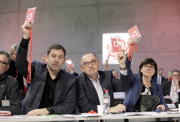 SPD Parteitag. SPD - Generalsekretaer Lars Klingbeil mit den beiden SPD Parteivorsitzenden Norbert Walter-Borjans und Saskia Esken. Berlin, 07.12.2019 Berlin Deutschland *** SPD Party Congress SPD Secretary General Lars Klingbeil with the two SPD Party Chairmen Norbert Walter Borjans and Saskia Esken Berlin, 07 12 2019 Berlin Germany Copyright: xThomasxImo xphotothek.netx