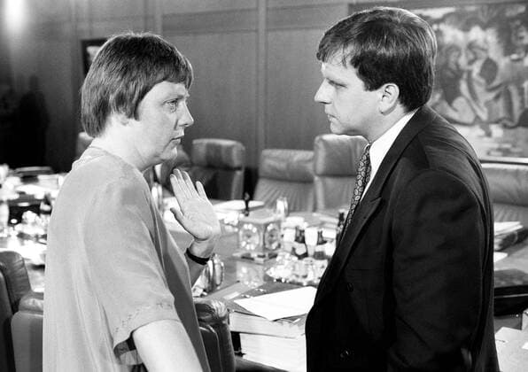 Die Bundesminister Angela MERKEL und Guenther KRAUSE , beide CDU , bei einer Kabinettsitzung im Juli 1992 Ministers Angela MERKEL and Guenther KRAUSE , both CDU , during a cabinet meeting in July 1992 *** The Federal Ministers Angela MERKEL and Guenther KRAUSE , both CDU , at a cabinet meeting in July 1992 Ministers Angela MERKEL and Guenther KRAUSE , both CDU , during a cabinet meeting in July 1992