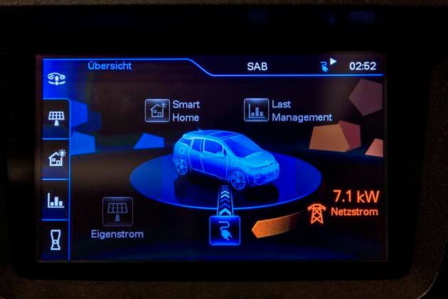 Elektromobilität: Wallbox DEU Sachsen Dresden Â Wallboxen: an der Wand montierte Boxen werden extra fürs Laden von E-Fahrzeugen installiert: Sachsens Landeshauptstadt Dresden will Modellstadt Elektromobilität werden. Dieses Ziel formulierte die Stadtverwaltung im Frühjahr 2018: Die Stadt will vor allem mit dem Aufbau sogenannter Mobilitätspunkte und der Ausrüstung der P + R-Plätze im Stadtgebiet die E-Mobilität fördern. Im Moment sind 30 neue Schnelllader in der Planung, mit denen Fahrzeuge mit 50 Kilowatt Ladeleistung geladen werden können. Das kabelgebundene Laden ist aktuell aufgrund seiner hohen Verbreitung die mit Abstand wichtigste Ladetechnologie. Die Batterie im Fahrzeug wird immer mit Gleichstrom geladen. Der sogenannte Typ 2 Stecker für die Wechselstromladung und für die Gleichstromladung der sogenannte Combo 2 S