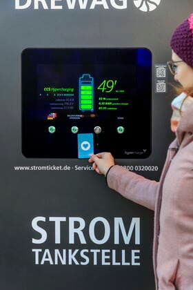 Elektromobilität: Schnellladesäule DEU Sachsen Dresden Â Display an einem MOBIpunkt mit Schnellladesäule: Sachsens Landeshauptstadt Dresden will Modellstadt Elektromobilität werden. Dieses Ziel formulierte die Stadtverwaltung im Frühjahr 2018: Die Stadt will vor allem mit dem Aufbau sogenannter Mobilitätspunkte und der Ausrüstung der P + R-Plätze im Stadtgebiet die E-Mobilität fördern. Im Moment sind 30 neue Schnelllader in der Planung, mit denen Fahrzeuge mit 50 Kilowatt Ladeleistung geladen werden können. Das kabelgebundene Laden ist aktuell aufgrund seiner hohen Verbreitung die mit Abstand wichtigste Ladetechnologie. Die Batterie im Fahrzeug wird immer mit Gleichstrom geladen. Der sogenannte Typ 2 Stecker für die Wechselstromladung und für die Gleichstromladung der sogenannte Combo 2 Stecker, umgangssprachlich auch CCS