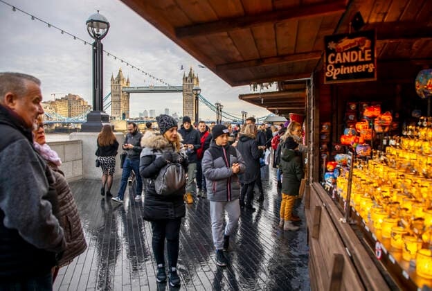 London, Weihnachtsmarkt an der Themse, nahe der Tower Bridge, Christmas by the river, Ufer Promenade, Grossbritannien
