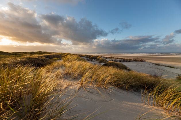 IMAGO Nature: Unsere Erde, Ressourcen, Wind Norderney. 27 OKT 2019. Wolkenfelder über den Dünen am Oststrand von Norderney. OSTFRIESLAND. Ostfriesische Inseln. *** Norderney 27 OKT 2019 Cloud fields over the dunes at the east beach of Norderney OSTFRIESLAND East Frisian Islands Copyright: JanisMEYER Priller&MAUG JMY3F9434X
