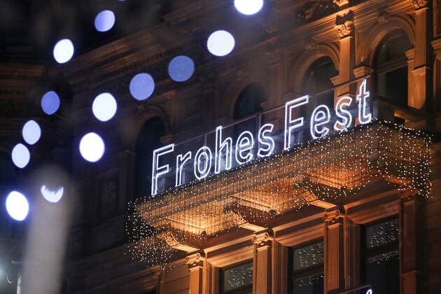 Weinhnachtsdeko in Hamburg 07.12.2019, DEU, Deutschland, Hamburg: Der Schriftzig Frohes Fest steht an einem Haus am Jungfernstieg in Hamburg. Hamburg Hamburg Deutschland *** Christmas decoration in Hamburg 07 12 2019, DEU, Germany, Hamburg The Schriftzig Frohes Fest stands at a house on Jungfernstieg in Hamburg Hamburg Hamburg Germany