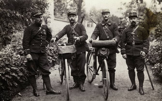 Premiere guerre mondiale Cyclistes de bataillon. Photographie d octobre 1914. Credit : Jean Vigne KHARBINE-TAPABOR. *** First World War Battalion Cyclists Photography of October 1914 Credit Jean Vigne KHARBINE TAPABOR  KH131647