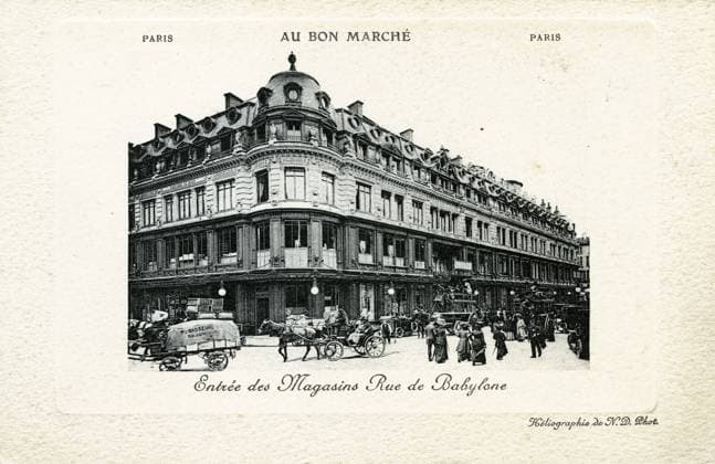PARIS annees 1900 Paris 1905. Vue exterieure des grands magasins Au Bon Marche, Entree rue de Babylone. Carte postale vers 1905. Credit : Jean Vigne KHARBINE-TAPABOR. *** PARIS 1900s Paris 1905 Exterior view of the department stores Au Bon Marche, Entree rue de Babylone Postcard circa 1905 Credit Jean Vigne KHARBINE TAPABOR  KH133193