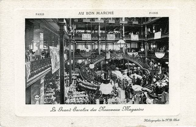 PARIS annees 1900 Paris. Vue interieure des grands magasins Au Bon Marche - le grand escalier. Carte postale vers 1905. Credit : Jean Vigne KHARBINE-TAPABOR. *** PARIS 1900s Paris Interior view of the department stores Au Bon Marche le grand escalier Postcard around 1905 Credit Jean Vigne KHARBINE TAPABOR  KH133203