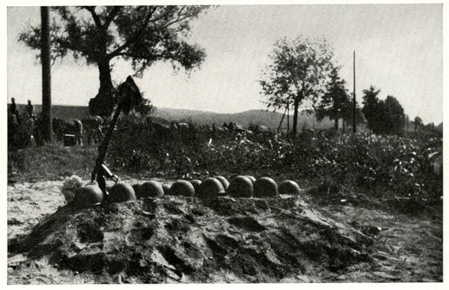 Deuxieme guerre mondiale Fosse commune de soldats polonais. Photographie tiree de l ouvrage WIR ZOGEN GEGEN POLEN ( Nous avons envahi la Pologne) Journal de guerre du 7eme corps d armee allemand. Editions centrales du parti nazi, Munich, 1940. Credit : Jean Vigne KHARBINE-TAPABOR. *** World War II Common grave of Polish soldiers Photograph taken from the book WIR ZOGEN GEGEN POLEN We invaded Poland War Diary of the 7th German Army Corps Central Editions of the Nazi Party, Munich, 1940 Credit Jean Vigne KHARBINE TAPABOR  KH134823