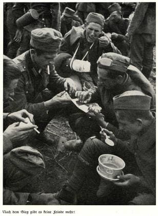 Deuxieme guerre mondiale L ennemi est soigne et nourri . Photographie tiree de l ouvrage WIR ZOGEN GEGEN POLEN ( Nous avons envahi la Pologne) Journal de guerre du 7eme corps d armee allemand. Editions centrales du parti nazi, Munich, 1940. Credit : Jean Vigne KHARBINE-TAPABOR. *** Second World War The enemy is cared for and nourished Photograph taken from the book WIR ZOGEN GEGEN POLEN We invaded Poland War Diary of the 7th German Army Corps Central Editions of the Nazi Party, Munich, 1940 Credit Jean Vigne KHARBINE TAPABOR  KH134824