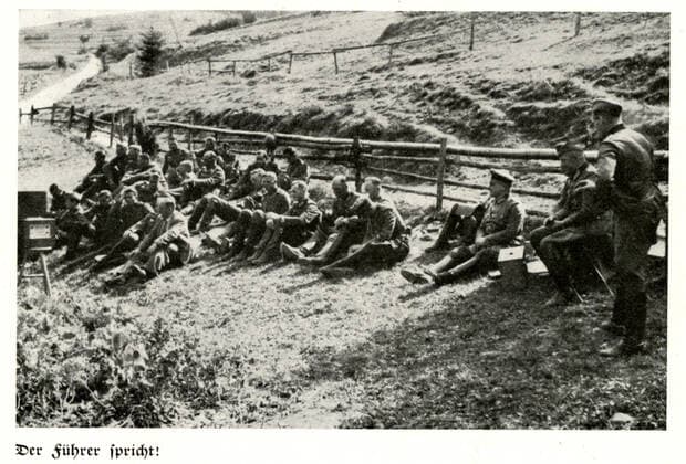 Deuxieme guerre mondiale Assis dans un champ, des soldats allemands ecoutent un discours d Hitler transmis par radio. Photographie tiree de l ouvrage WIR ZOGEN GEGEN POLEN ( Nous avons envahi la Pologne) Journal de guerre du 7eme corps d armee allemand. Editions centrales du parti nazi, Munich, 1940. Credit : Jean Vigne KHARBINE-TAPABOR. *** Second World War Sitting in a field, German soldiers listen to a speech by Hitler transmitted by radio Photograph from the book WIR ZOGEN GEGEN POLEN We invaded Poland War Diary of the 7th German Army Corps Central Editions of the Nazi Party, Munich, 1940 Credit Jean Vigne KHARBINE TAPABOR  KH134825