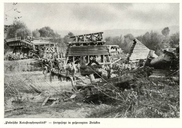 Deuxieme guerre mondiale Reconstruction par des soldats allemands d un pont detruit par les polonais. Photographie tiree de l ouvrage WIR ZOGEN GEGEN POLEN ( Nous avons envahi la Pologne) Journal de guerre du 7eme corps d armee allemand. Editions centrales du parti nazi, Munich, 1940. Credit : Jean Vigne KHARBINE-TAPABOR. *** Second World War Reconstruction by German soldiers of a bridge destroyed by the Poles Photograph taken from the book WIR ZOGEN GEGEN POLEN We invaded Poland War Diary of the 7th German Army Corps Central Editions of the Nazi Party, Munich, 1940 Credit Jean Vigne KHARBINE TAPABOR  KH134826